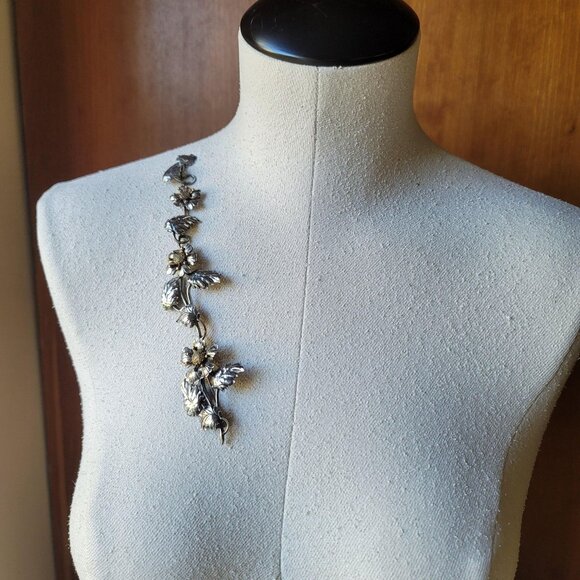 Vintage Artisan Sterling and 10kt Gold Articulated Repousse Climbing Flower Vine - Picture 3 of 7